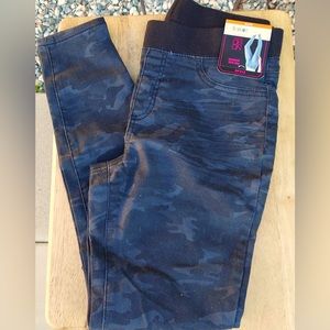 “No Boundaries” junior size 7-9 thick jeggings! BRAND NEW! Never worn!